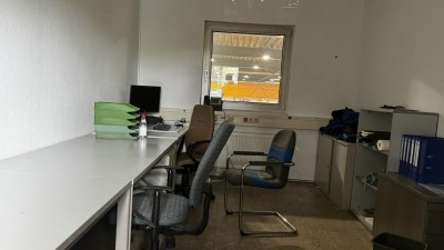 1 Pos. Einrichtungsgegenstände bestehend aus Schreibtischen, Drehstühlen, Aktenquerrollladenschränken etc.